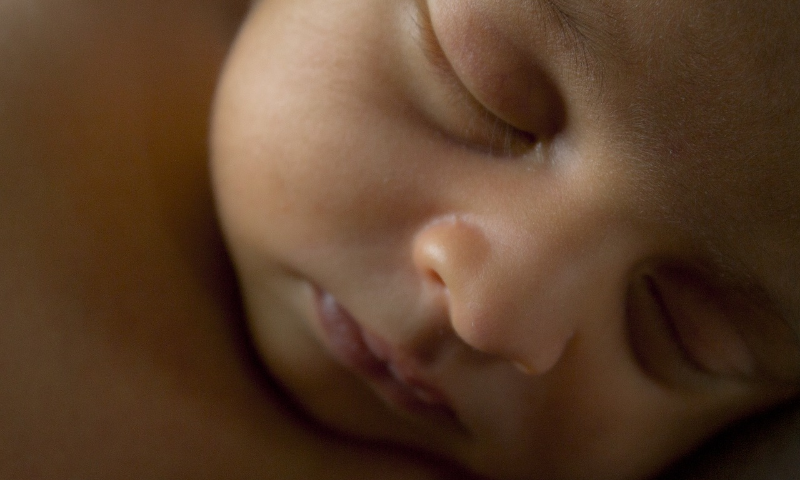 sonarle la nariz a un bebé