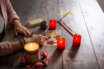 Free photo fortune teller reading a future by tarot cards on rustic table